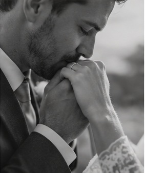 KI-Platzhalter: Emotionaler Moment eines Hochzeitspaars in Schwarzweiß