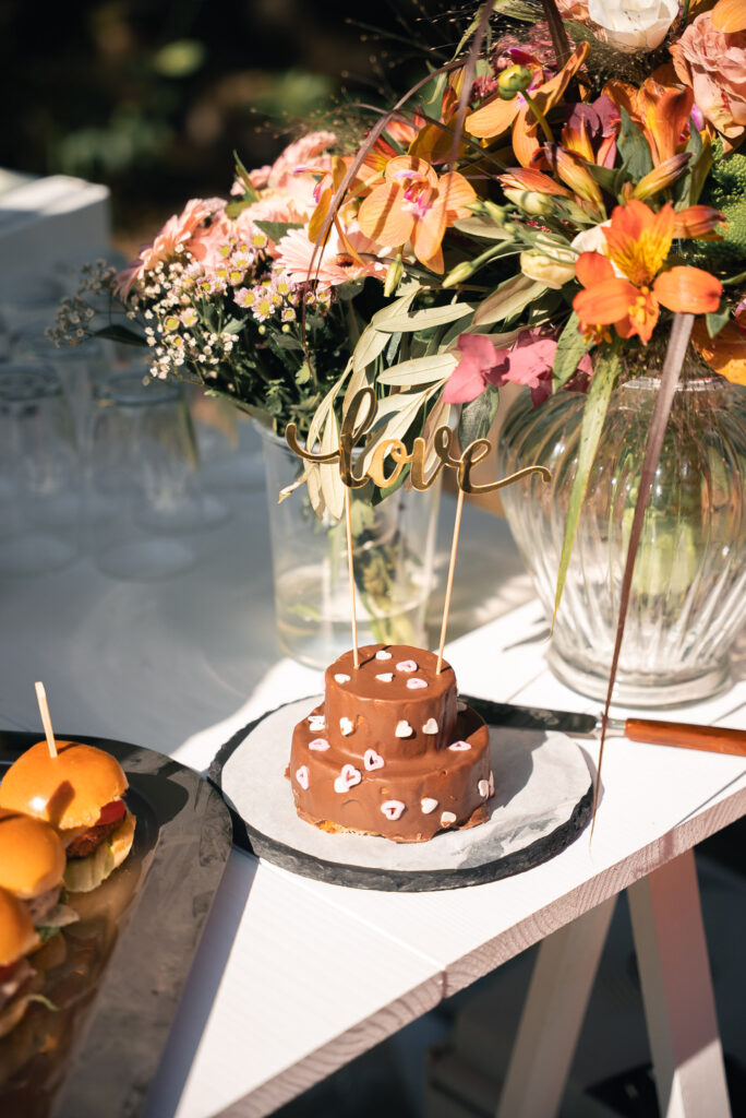 Blumen und dekorierte Hochzeitstafel im Herbstlicht